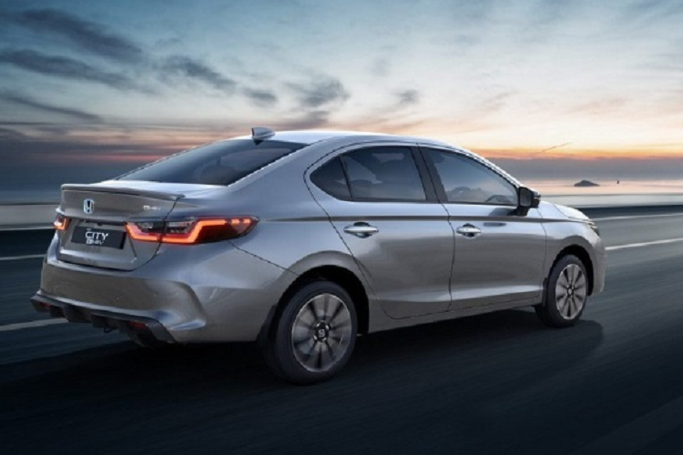 Cùng với đó, hãng xe Nhật Bản đã ngừng sản xuất động cơ diesel do doanh số bán hàng kém và các quy định RDE sắp tới. Cung cấp sức mạnh cho Honda City 2023 ở thị trường Ấn Độ có 2 tùy chọn động cơ. Thứ nhất là động cơ xăng 4 xi-lanh, dung tích 1.5L, hút khí tự nhiên, sản sinh công suất tối đa 121 mã lực và mô-men xoắn cực đại 145 Nm.