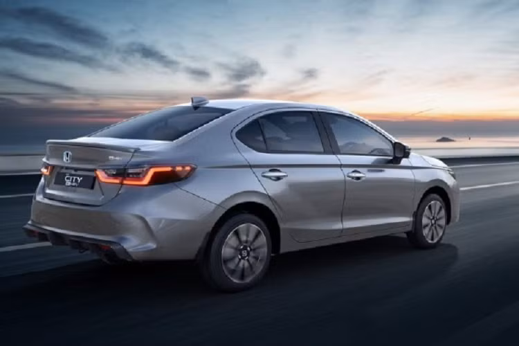 Cùng với đó, hãng xe Nhật Bản đã ngừng sản xuất động cơ diesel do doanh số bán hàng kém và các quy định RDE sắp tới. Cung cấp sức mạnh cho Honda City 2023 ở thị trường Ấn Độ có 2 tùy chọn động cơ. Thứ nhất là động cơ xăng 4 xi-lanh, dung tích 1.5L, hút khí tự nhiên, sản sinh công suất tối đa 121 mã lực và mô-men xoắn cực đại 145 Nm.