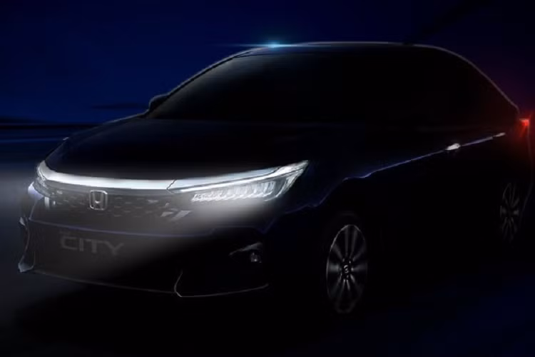 Trên phiên bản cao cấp, phần đầu xe gây ấn tượng với lưới tản nhiệt dạng mắt lưới hình tổ ong. Đi cùng với đó là cản trước tích hợp hốc đèn sương mù mang đến sự trẻ trung, thể thao hơn cho mẫu xe đô thị này. Thay vì tách rời như trước, ở bản mới này, hốc đèn sương mù sẽ được thiết kế nối liền với hốc gió trung tâm rộng và bắt mắt hơn. 