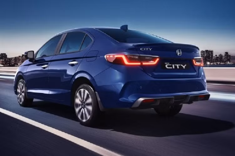 Ở bản cao cấp, xe được trang bị vành lazang mới đa chấu, kích thước 16 inch được phối 2 màu thể thao. Còn ở bản thấp, xe sẽ sử dụng bộ mâm 15 inch và sơn màu bạc. Riêng bản tiêu chuẩn sẽ chỉ dùng vành bằng thép với ốp la-zăng màu bạc bên ngoài. Ở đuôi mẫu xe sedan Honda City 2023 được bổ sung tạo hình mới bên trong cụm đèn hậu LED.