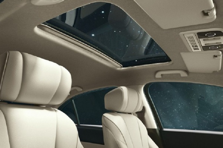 Ở phiên bản hybrid, khoang cabin sẽ có thêm ốp giả sợi carbon và ốp màu đen bóng ở xung quanh cửa gió điều hòa cũng như vô lăng. Về trang bị an toàn, Honda City 2023 được bổ sung gói trang bị an toàn chủ động Honda Sensing, bao gồm các tính năng như hệ thống kiểm soát hành trình thích ứng, hỗ trợ giữ làn đường, giảm thiểu lệch làn đường, đèn pha tự động và phanh khẩn cấp tự động