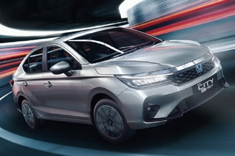 Thêm vào đó là 6 túi khí, camera cập lề Honda LaneWatch, camera lùi đa góc, hệ thống cảnh báo áp suất lốp, hệ thống cảnh báo điểm mù, hệ thống hỗ trợ ổn định thân xe và hỗ trợ khởi hành ngang dốc… Về khả năng vận hành, Honda ﻿đã nâng cấp cả hai động cơ để đáp ứng tiêu chuẩn khí thải khi lái xe thực tế (RDE) và tuân thủ E20.