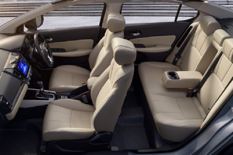 Về nội thất, Honda City 2023 tại thị trường Ấn Độ không có quá nhiều thay đổi. Khoang cabin tiếp tục trang bị hệ thống thông tin giải trí màn hình cảm ứng 8 inch, màn hình trình điều khiển kỹ thuật số 7 inch, vô lăng/cần số bọc da và cổng USB, điều hòa tự động, cửa sổ trời toàn cảnh…