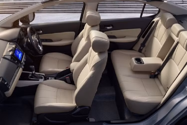 Về nội thất, Honda City 2023 tại thị trường Ấn Độ không có quá nhiều thay đổi. Khoang cabin tiếp tục trang bị hệ thống thông tin giải trí màn hình cảm ứng 8 inch, màn hình trình điều khiển kỹ thuật số 7 inch, vô lăng/cần số bọc da và cổng USB, điều hòa tự động, cửa sổ trời toàn cảnh…