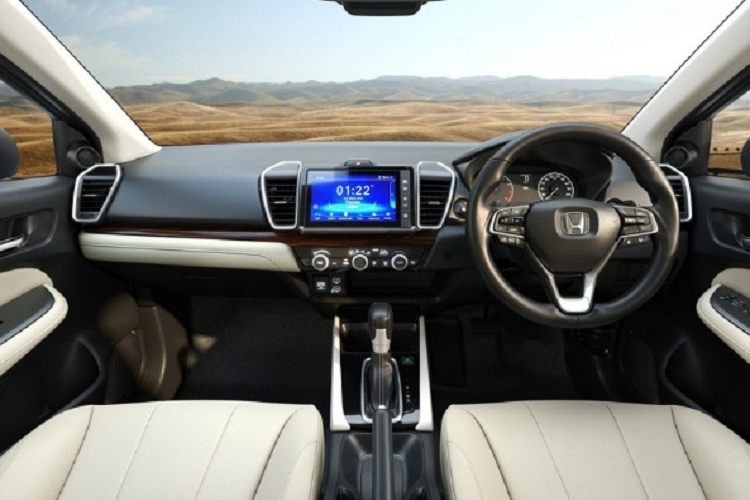 Cản sau của xe cũng được thay đổi với bộ khuếch tán gió mới bên dưới. Đèn phản quang nằm ngang, tích hợp gọn gàng ở hai bên bộ khuếch tán gió. Tại Ấn Độ, khách hàng mua Honda City 2023, có thể có các tùy chọn màu sơn ngoại thất như: đỏ, trắng, nâu, xám, bạc và xanh dương.