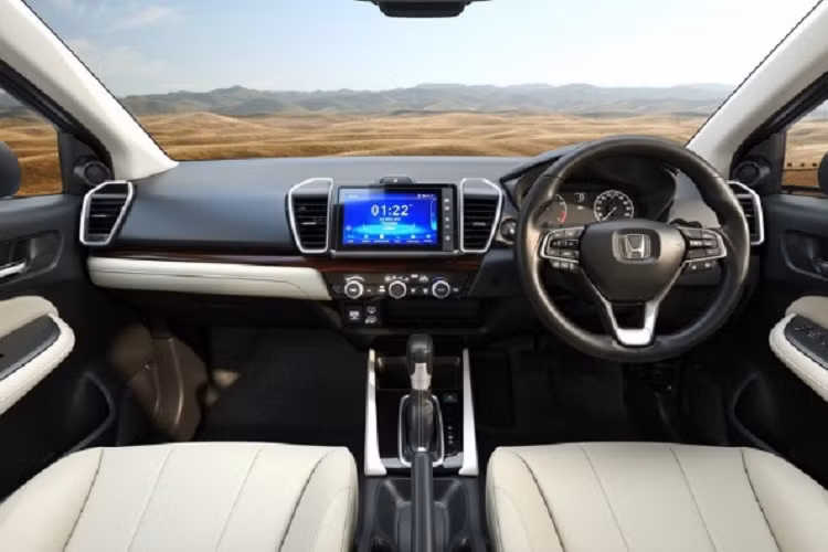 Cản sau của xe cũng được thay đổi với bộ khuếch tán gió mới bên dưới. Đèn phản quang nằm ngang, tích hợp gọn gàng ở hai bên bộ khuếch tán gió. Tại Ấn Độ, khách hàng mua Honda City 2023, có thể có các tùy chọn màu sơn ngoại thất như: đỏ, trắng, nâu, xám, bạc và xanh dương.