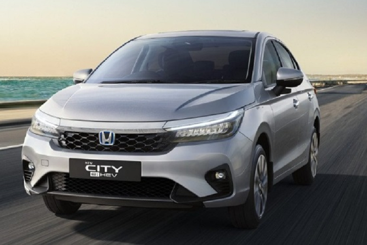 Thứ 2 là hệ truyền động hybrid e:HEV bao gồm động cơ xăng 4 xi-lanh, dung tích 1.5L, kết hợp cùng một mô-tơ điện và hộp số eCVT, có thể sản sinh công suất 126 mã lực cùng mô-men xoắn cực đại 253 Nm. Lượng xăng tiêu thụ trung bình của Honda City e:HEV 2023 là 27,13 km/lít (3,68 lít/100 km). Sau Ấn Độ, nhiều khả năng Honda City 2023 sẽ tiếp tục được giới thiệu tại các thị trường khác, có thể là Việt Nam.