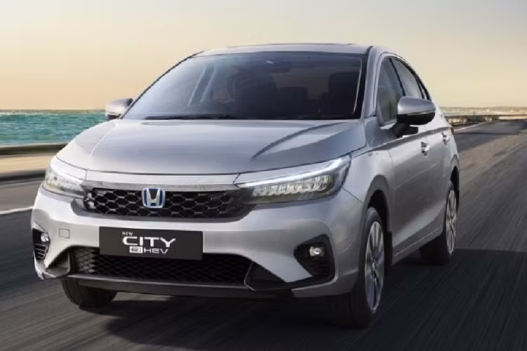 Thứ 2 là hệ truyền động hybrid e:HEV bao gồm động cơ xăng 4 xi-lanh, dung tích 1.5L, kết hợp cùng một mô-tơ điện và hộp số eCVT, có thể sản sinh công suất 126 mã lực cùng mô-men xoắn cực đại 253 Nm. Lượng xăng tiêu thụ trung bình của Honda City e:HEV 2023 là 27,13 km/lít (3,68 lít/100 km). Sau Ấn Độ, nhiều khả năng Honda City 2023 sẽ tiếp tục được giới thiệu tại các thị trường khác, có thể là Việt Nam.