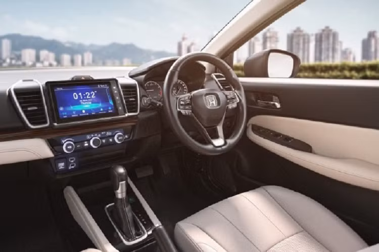 Ngoài ra, xe còn được trang bị thêm một số tính năng như: cần gạt nước tự động, gương chiếu hậu chống chói tự động, đèn viền ở khu vực sàn đặt chân, điều hòa tự động, sạc không dây và kết nối Apple CarPlay/Android Auto không dây.. Tuy nhiên, điểm trừ lớn nhất là xe vẫn dùng phanh tay chỉnh cơ thay vì phanh tay điện tử.