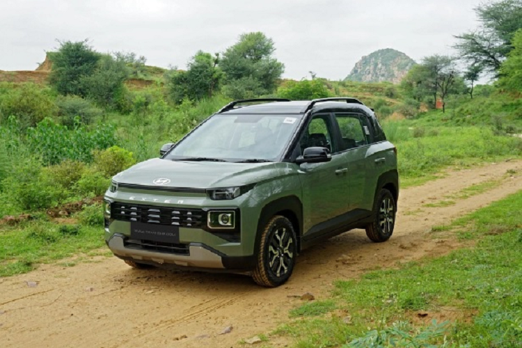 ương tự những mẫu xe cùng thương hiệu như Hyundai Accent hay Mufasa. Mẫu SUV hạng A này được trang bị hốc bánh mở rộng, dải đèn LED định vị ban ngày và đèn hậu hình chữ "H" giống Hyundai Santa Fe 2024. Bên cạnh đó là đèn pha projector tự động bật/tắt và vành hợp kim 15 inch, phay xước 2 màu.