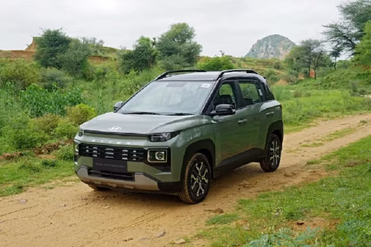 ương tự những mẫu xe cùng thương hiệu như Hyundai Accent hay Mufasa. Mẫu SUV hạng A này được trang bị hốc bánh mở rộng, dải đèn LED định vị ban ngày và đèn hậu hình chữ "H" giống Hyundai Santa Fe 2024. Bên cạnh đó là đèn pha projector tự động bật/tắt và vành hợp kim 15 inch, phay xước 2 màu.