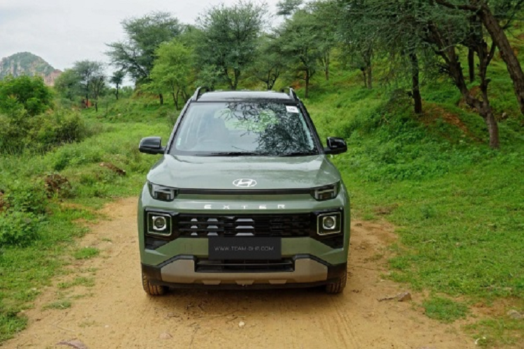 Tuy là mẫu xe thể thao đa dụng nhỏ nhất của thương hiệu Hyundai nhưng Exter vẫn có những chi tiết thiết kế đậm chất SUV như đầu xe thẳng đứng, nẹp màu đen dày dặn bao quanh thân xe, baga nóc và ốp gầm giả bên dưới cản trước/sau. Ngoài ra, xe còn có những chi tiết trang trí màu đen chạm trổ hình học trên lưới tản nhiệt, cột C và cửa cốp,...