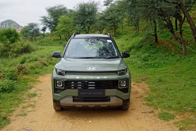 Tuy là mẫu xe thể thao đa dụng nhỏ nhất của thương hiệu Hyundai nhưng Exter vẫn có những chi tiết thiết kế đậm chất SUV như đầu xe thẳng đứng, nẹp màu đen dày dặn bao quanh thân xe, baga nóc và ốp gầm giả bên dưới cản trước/sau. Ngoài ra, xe còn có những chi tiết trang trí màu đen chạm trổ hình học trên lưới tản nhiệt, cột C và cửa cốp,...