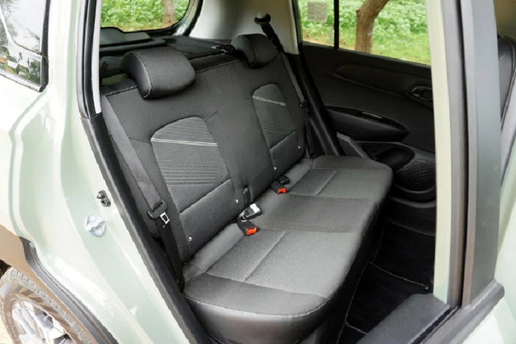 Ghế của xe chỉ được bọc nỉ, đi kèm tựa đầu ghế có thể chỉnh được. Hàng ghế sau của xe không có bệ tì tay trung tâm hay cửa gió điều hòa. Các trang bị của xe bao gồm vô lăng chỉnh 2 hướng, bảng đồng hồ kỹ thuật số với màn hình đa thông tin 4,2 inch và màn hình cảm ứng trung tâm 8 inch, hỗ trợ Apple CarPlay/Android Auto, hệ thống định vị tích hợp, tính năng ra lệnh bằng giọng nói, cập nhật phần mềm qua WiFi.