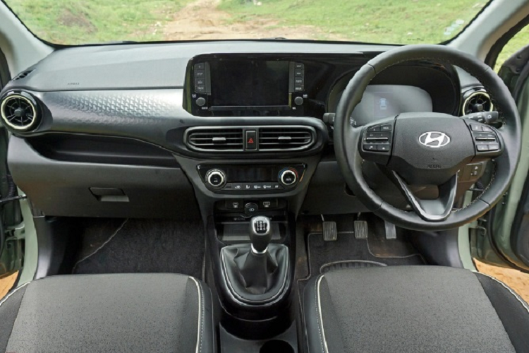 Trái với ngoại thất, nội thất của Hyundai Exter lại khá giống Grand i10 2023 đang bán tại Ấn Độ, thể hiện qua những chi tiết như mặt táp-lô, vô lăng 3 chấu tích hợp phím chỉnh âm lượng, màn hình cảm ứng trung tâm, tapi cửa, núm xoay chỉnh điều hòa và cửa gió điều hòa. Nội thất của mẫu SUV hạng A này có 2 hàng ghế với 5 chỗ ngồi.