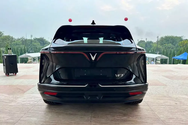 Bên trong xe, VinFast VF7 được trang bị nội thất 2 hàng ghế với 5 chỗ ngồi. Nhờ chiều dài cơ sở lớn nên hàng ghế thứ hai của mẫu xe này khá rộng rãi.