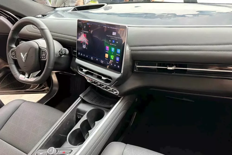 "Trái tim" của VinFast VF7 bản Tiêu chuẩn là 1 mô-tơ điện với công suất tối đa 130 kW (khoảng 174 mã lực) và mô-men xoắn cực đại 250 Nm. Phiên bản này dùng pin 59,6 kWh nên có phạm vi hoạt động 375 km sau một lần sạc đầy pin, theo tiêu chuẩn WLTP.