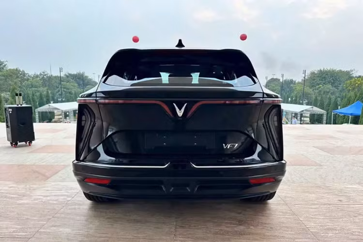 Bên trong xe, VinFast VF7 được trang bị nội thất 2 hàng ghế với 5 chỗ ngồi. Nhờ chiều dài cơ sở lớn nên hàng ghế thứ hai của mẫu xe này khá rộng rãi.