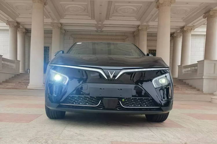 Không chỉ có chiều dài cơ sở vượt phân khúc, VinFast VF7 còn sở hữu thiết kế được nhiều người Việt đánh giá cao. Đây là mẫu xe do công ty thiết kế Torino Design của Ý chắp bút. Được áp dụng ngôn ngữ thiết kế "Vũ trụ phi đối xứng" (Asymmetric Aerospace), VinFast VF7 có dải đèn LED hình cánh chim đặc trưng ở đầu và đuôi xe.