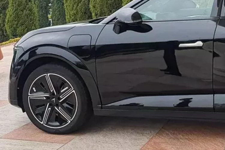 Ngay cả kích thước của mẫu xe SUV điện VinFast VF7 cũng nằm giữa 2 người anh em VF6 và VF8. Cụ thể, xe có kích thước dài x rộng x cao lần lượt là 4.545 x 1.890 x 1.636 mm, chiều dài cơ sở 2.840 mm và khoảng sáng gầm xe 190 mm. Có thể thấy VinFast VF7 sở hữu chiều dài như SUV cỡ C nhưng chiều dài cơ sở không thua kém SUV cỡ D.