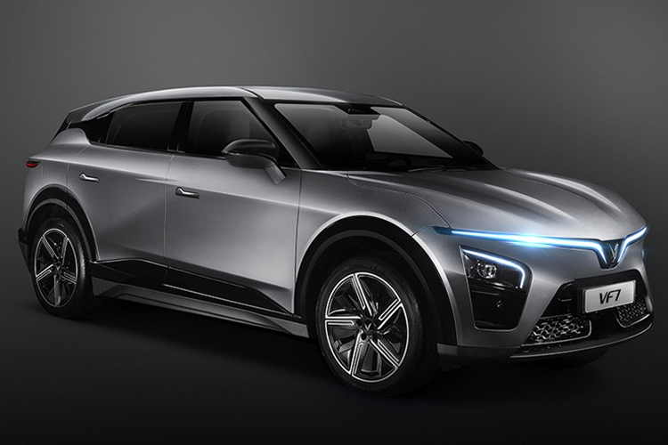 Phiên bản Plus được trang bị hệ thống hỗ trợ lái xe nâng cao ADAS với 11 tính năng cơ bản và 15 tính năng nâng cao. Ở thời điểm giao xe, VF7 sẽ có sẵn các tính năng ADAS cơ bản như giám sát hành trình thích ứng, cảnh báo chệch làn, cảnh báo va chạm phía trước, cảnh báo phương tiện cắt ngang phía sau, cảnh báo điểm mù