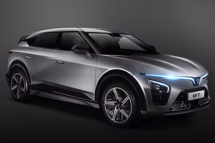 Phiên bản Plus được trang bị hệ thống hỗ trợ lái xe nâng cao ADAS với 11 tính năng cơ bản và 15 tính năng nâng cao. Ở thời điểm giao xe, VF7 sẽ có sẵn các tính năng ADAS cơ bản như giám sát hành trình thích ứng, cảnh báo chệch làn, cảnh báo va chạm phía trước, cảnh báo phương tiện cắt ngang phía sau, cảnh báo điểm mù