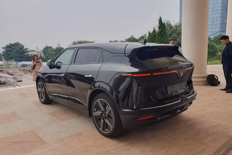 VinFast sẽ chính thức nhận đặt cọc xe VF7 từ 12h ngày 2/12/2023. Thời gian giao xe cho khách hàng trong nước được hứa hẹn là trước Tết Nguyên đán.Nếu mua VinFast VF7 không kèm pin, khách hàng cần trả thêm gói thuê pin là 2,9 triệu đồng cho quãng đường di chuyển tối đa 3.000 km/tháng và 4,8 triệu đồng/tháng nếu đi nhiều hơn 3.000 km/tháng.