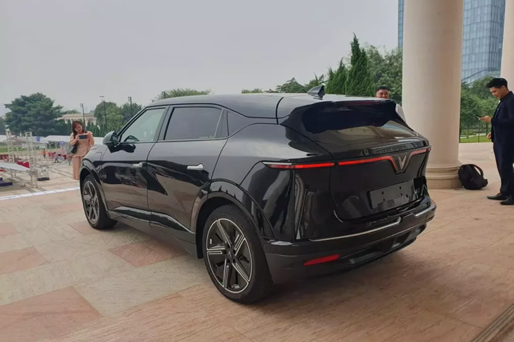 VinFast sẽ chính thức nhận đặt cọc xe VF7 từ 12h ngày 2/12/2023. Thời gian giao xe cho khách hàng trong nước được hứa hẹn là trước Tết Nguyên đán.Nếu mua VinFast VF7 không kèm pin, khách hàng cần trả thêm gói thuê pin là 2,9 triệu đồng cho quãng đường di chuyển tối đa 3.000 km/tháng và 4,8 triệu đồng/tháng nếu đi nhiều hơn 3.000 km/tháng.