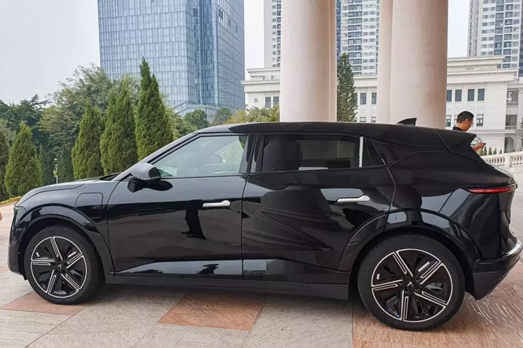 Như thông tin đã đưa, VinFast VF7 ở Việt Nam có 2 phiên bản là Tiêu chuẩn và Plus. Trong đó, bản Tiêu chuẩn có giá 850 triệu đồng không kèm pin và 999 triệu đồng nếu kèm pin. Hai con số tương ứng của bản Plus là 999 triệu và 1,199 tỷ đồng. Như vậy, mẫu xe này có giá niêm yết cao hơn VinFast VF6 nhưng rẻ hơn VF8.