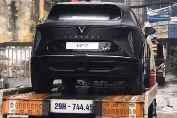 Trong khi đó, phiên bản Plus dùng 2 mô-tơ điện có công suất tổng cộng 260 kW (khoảng 349 mã lực) và mô-men xoắn cực đại 500 Nm. Ngoài ra, xe còn có hệ dẫn động 4 bánh toàn thời gian và pin 75,3 kWh, mang đến quãng đường di chuyển 431 km sau một lần sạc đầy pin. 