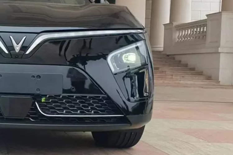 Bên cạnh đó là mui xe vuốt xuôi về phía sau theo phong cách coupe, đèn pha được bao quanh bằng dải đèn LED hình chữ "L", hốc gió trung tâm và hốc bánh xe lớn, vành la-zăng có đường kính lên đến 20 inch cũng như cụm đèn hậu nằm dọc.