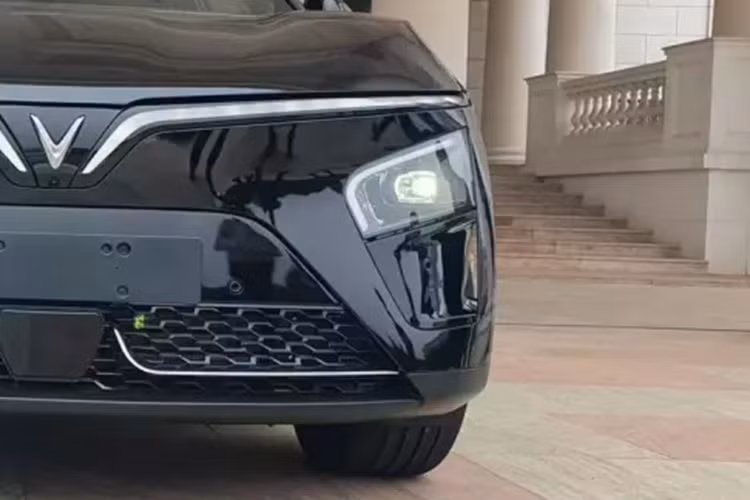 Bên cạnh đó là mui xe vuốt xuôi về phía sau theo phong cách coupe, đèn pha được bao quanh bằng dải đèn LED hình chữ "L", hốc gió trung tâm và hốc bánh xe lớn, vành la-zăng có đường kính lên đến 20 inch cũng như cụm đèn hậu nằm dọc.