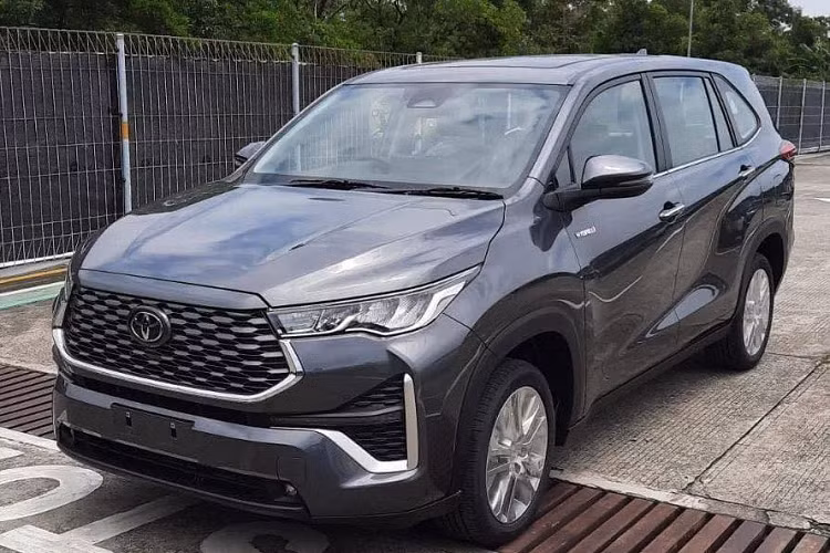  Toyota Innova Cross 2023 Trong loạt ôtô mới về Việt Nam tháng 10/2023, mẫu MPV lai SUV Innova Cross 2023 sắp vào ngày 12/10 tới được mong đợi nhất. Theo nhà phân phối cho hay, Toyota Innova Cross 2023 mới là mẫu xe đa dụng cỡ trung được hãng xe Nhật Bản phát triển dựa trên sự nghiên cứu kỹ lưỡng và thấu hiểu nhu cầu của khách hàng, đặc biệt là những người trẻ.