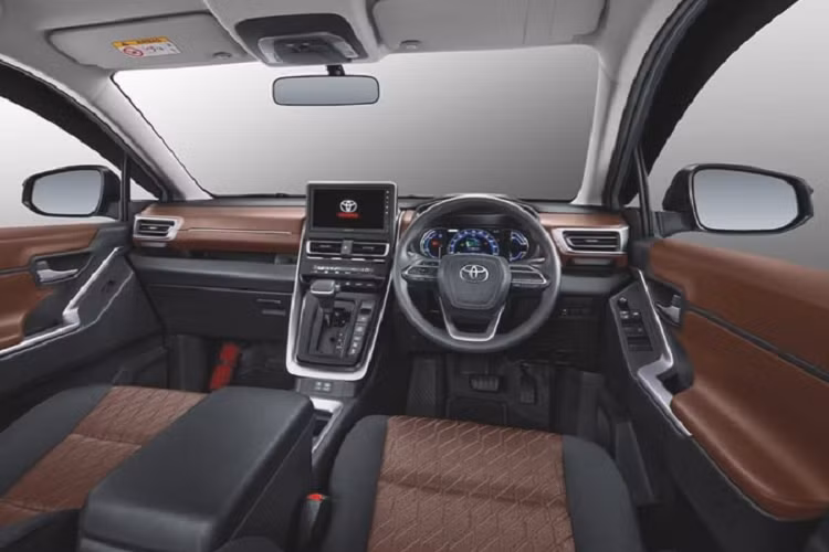 Theo thông tin từ một số đại lý, Toyota Innova Cross 2023 sẽ phân phối tại Việt Nam theo hình thức nhập khẩu nguyên chiếc từ Thái Lan với 3 phiên bản, trong đó có một bản dùng động cơ hybrid. Toyota vẫn sẽ bán song song cả bản số sàn dưới dạng lắp ráp trong nước.