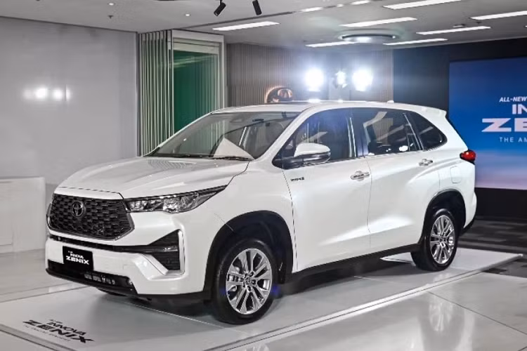 Thứ hai là hệ truyền động hybrid bao gồm máy xăng 4 xi-lanh, dung tích 2.0L công suất 152 mã lực và mô-men xoắn 187 Nm. Động cơ này kết hợp với một mô tơ điện 113 mã lực/ 206 Nm và cụm pin Ni-MH. Như vậy, phiên bản hybrid có tổng công suất 186 mã lực và tiêu thụ lượng xăng trung bình chỉ 5 lít/100 km.