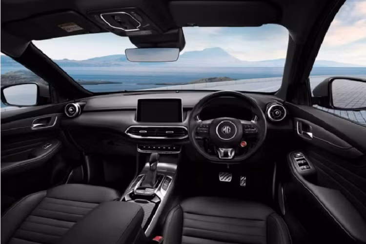 Nhiều khả năng MG HS sẽ được phân phối với hai phiên bản là Trophy và Sport cùng giá dự kiến lần lượt là 750 triệu đồng và 900 triệu đồng. Mức giá này được cho là khá cạnh tranh với Mazda CX-5 trong phân khúc SUV cỡ C. Là bản facelift nên HS mới giữ nguyên kiểu dáng so với bản cũ đã bán ở Việt Nam.