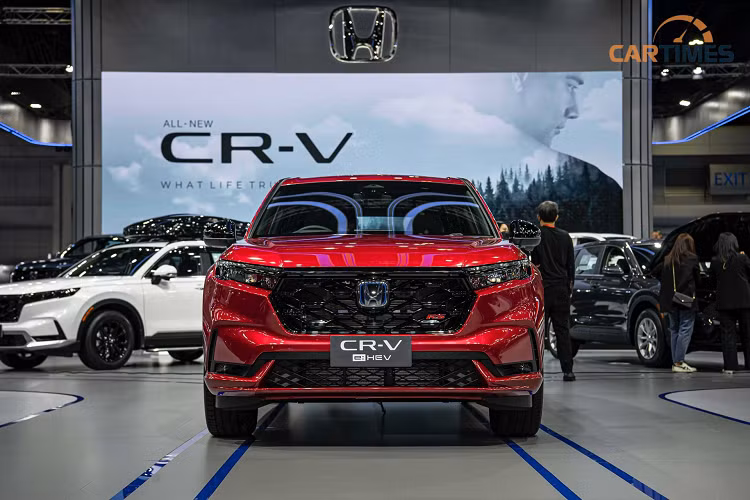 Hiện tại, Honda CR-V vẫn đang được phân phối với 3 phiên bản cùng giá bán dao động từ 998 triệu – 1,118 tỷ đồng. Chưa rõ khi về nước mức giá xe Honda CR-V 2024 mới sẽ chào bán bao nhiêu, nhưng dự kiến đắt hơn bản cũ.