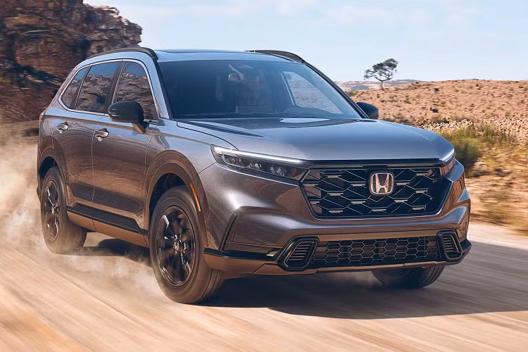 Ở thế hệ mới, kích thước của xe được gia tăng nên khoang nội thất của xe cũng sẽ rộng rãi và thoải mái hơn. Nhiều khả năng, Honda CR-V 2023 tại Việt Nam sẽ được trang bị bảng đồng hồ kỹ thuật số 10,2 inch, màn hình thông tin giải trí 9 inch, hỗ trợ Apple CarPlay/Android Auto không dây