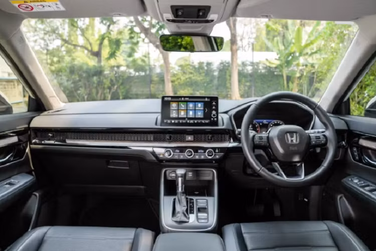 Mới đây, mẫu xe này cũng đã bị bắt gặp khi đang chạy thử trên đường phố tại Việt Nam. Dự kiến, Honda CR-V 2023 sẽ có 2 tùy chọn động cơ. Thứ nhất là động cơ xăng 1.5L tăng áp cho công suất 190 mã lực và mô-men xoắn cực đại 243 Nm, đi kèm hộp số vẫn loại CVT, tùy chọn dẫn động một cầu hoặc hai cầu.