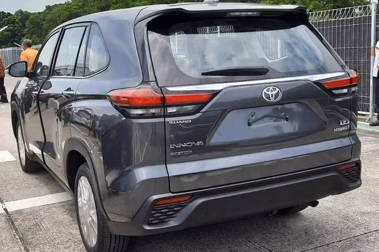 Chưa rõ khi Toyota Innova Cross 2023 về Việt Nam xe sẽ dùng động cơ gì. Tại thị trường Indonesia, Innova Cross có 2 tùy chọn động cơ là bản xăng và hybrid. Đầu tiên là máy xăng Dynamic Force 4 xi-lanh, dung tích 2.0L, sản sinh công suất tối đa 174 mã lực và mô-men xoắn 205 Nm.