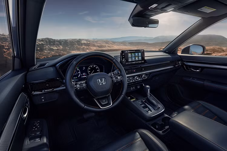 Tính năng điều khiển bằng giọng nói, hệ thống âm thanh Bose 12 loa, sạc điện thoại không dây, cổng USB Type A/Type C và điều hòa tự động 2 vùng. Về trang bị an toàn, Honda CR-V thế hệ 6 sẽ được nâng cấp gói an toàn chủ động Honda Sensing, giúp người lái an tâm hơn. Xe sẽ có những tính năng như: hệ thống phanh giảm thiểu va chạm CMBS....