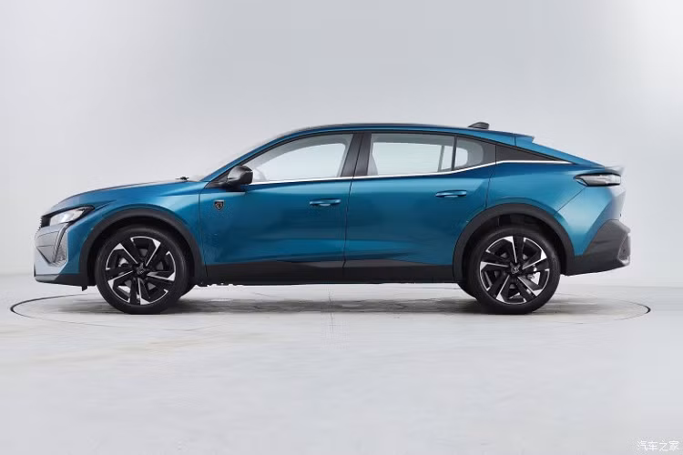 Khách hàng Trung Quốc khi đặt mua xe Dongfeng Peugeot 408 có thể nhận được 6 món quà, trong đó, 3.000 đơn đặt hàng đầu tiên có thể được nâng cấp tùy chọn miễn phí lên tới 6.000 nhân dân tệ, tương đương 20,5 triệu đồng, thứ 2 là được hưởng bộ phụ kiện chính hãng trị giá 2.166 nhân dân tệ (tương đương 7,4 triệu đồng).