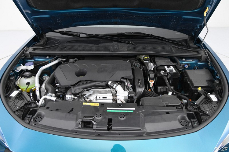 Quay sang đuôi xe, cụm đèn hậu hình móng sư tử mang phong cách gia đình đã trở thành một trong những thiết kế kinh điển của Peugeot, cánh lướt gió chia ô phía trên khéo léo, hình khối bao quanh phía sau mới cũng khiến chiếc xe mới trông thể thao hơn.