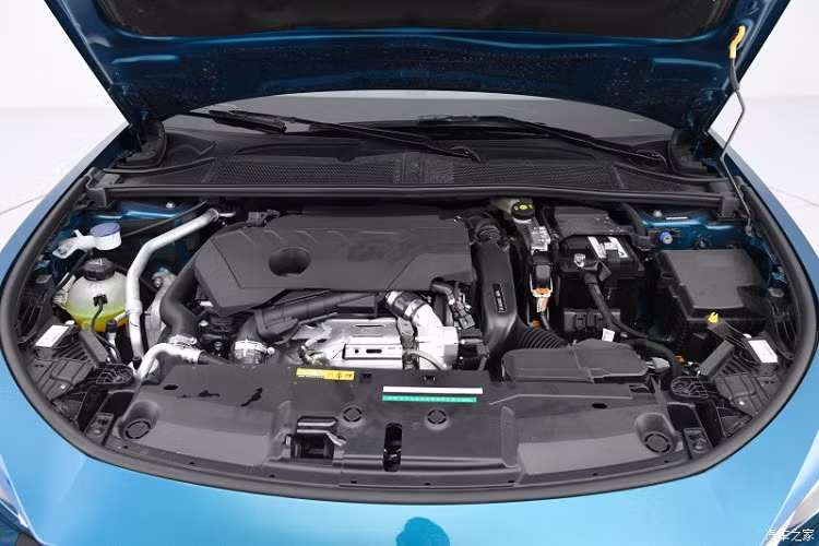 Quay sang đuôi xe, cụm đèn hậu hình móng sư tử mang phong cách gia đình đã trở thành một trong những thiết kế kinh điển của Peugeot, cánh lướt gió chia ô phía trên khéo léo, hình khối bao quanh phía sau mới cũng khiến chiếc xe mới trông thể thao hơn.