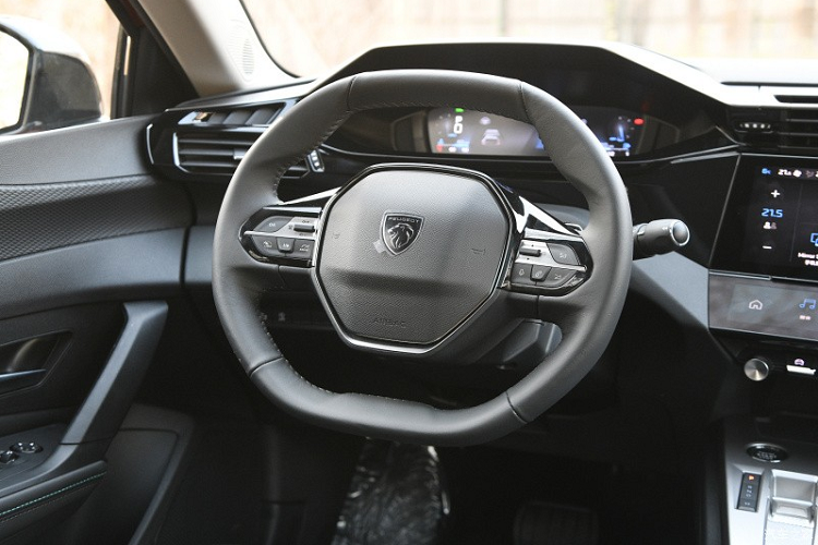 Nhìn vào chiếc xe Peugeot 408 mới dễ dàng thấy diện mạo của nó áp dụng ngôn ngữ thiết kế kiểu gia đình mới nhất với lưới tản nhiệt trung tâm kiểu ma trận rất dễ nhận biết đi kèm logo thương hiệu hoàn toàn mới, cá tính, tiếp đến là dải đèn LED chạy ban ngày kiểu răng nanh vẫn sắc cạnh, đèn pha mắt sư tử dài và hẹp thể hiện sự mạnh mẽ.