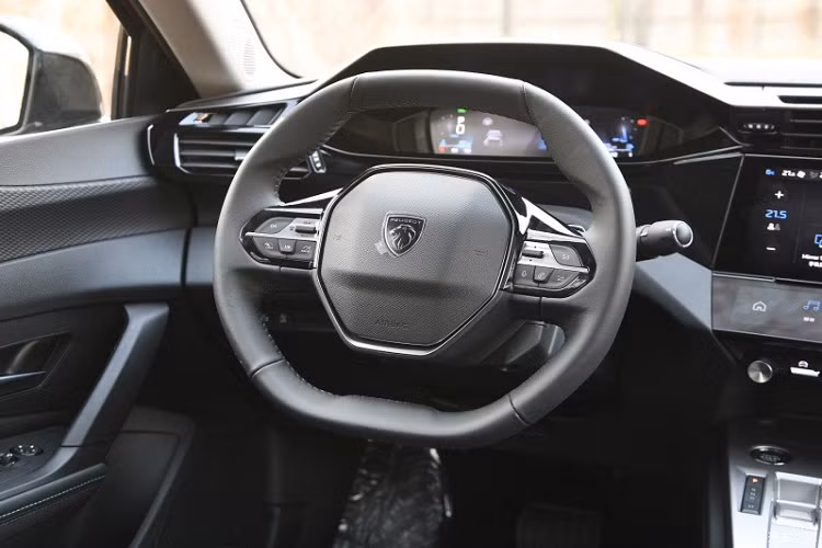 Nhìn vào chiếc xe Peugeot 408 mới dễ dàng thấy diện mạo của nó áp dụng ngôn ngữ thiết kế kiểu gia đình mới nhất với lưới tản nhiệt trung tâm kiểu ma trận rất dễ nhận biết đi kèm logo thương hiệu hoàn toàn mới, cá tính, tiếp đến là dải đèn LED chạy ban ngày kiểu răng nanh vẫn sắc cạnh, đèn pha mắt sư tử dài và hẹp thể hiện sự mạnh mẽ.