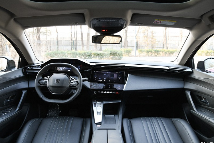 Ngoài ra là 5 năm giao thông cơ bản miễn phí và giá trị gia tăng lưu lượng dịch vụ miễn phí trong 1 năm, quà tặng thành viên Lion là 5.000 điểm khi mời bạn bè đặt hàng, quà tặng không lo lắng là bảo hành xe 5 năm hoặc 150.000 km.