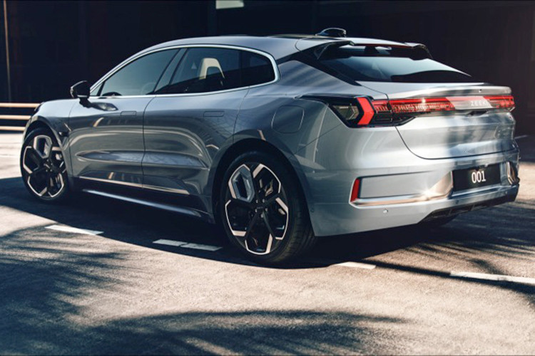 Vào ngày 2/8/2023, chiếc SUV cỡ trung Zeekr 001 đầu tiên được sản xuất cho thị trường châu Âu đã lăn bánh khỏi dây chuyền lắp ráp ở Trung Quốc và vào ngày 25/8, nó lên đường tới Lục địa già.