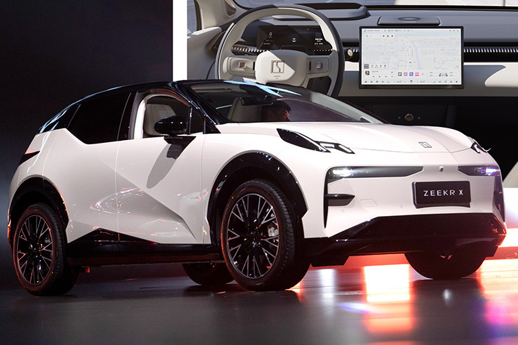 Zeekr Châu Âu có trụ sở tại Gothenburg, Thụy Điển. Vào tháng 10, công ty đã chuyển văn phòng kinh doanh chính sang Hà Lan, biến Amsterdam trở thành “ngôi nhà bán hàng ở châu Âu”, phương tiện truyền thông EV Electrek đưa tin. Zeekr có kế hoạch chuyển 80 người từ Gothenburg đến Amsterdam và thuê thêm 100 người địa phương.