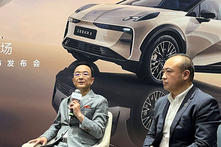 Chiếc xe thể thao còn có thể thực hiện động tác quay xe tăng 360 độ . 001 FR được đồn đại sẽ đến châu Âu giống như người anh em chậm hơn của nó, 001, nhưng không có mốc thời gian nào được cung cấp.